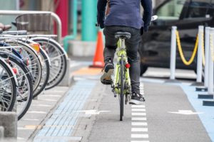 自転車に乗るときイヤホンをするのは違法？罰則・罰金についても解説