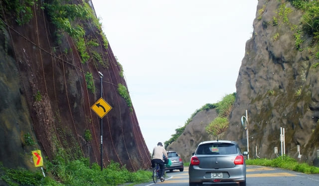 【狭い道でのすれ違い事故】過失割合と過去の判例を紹介