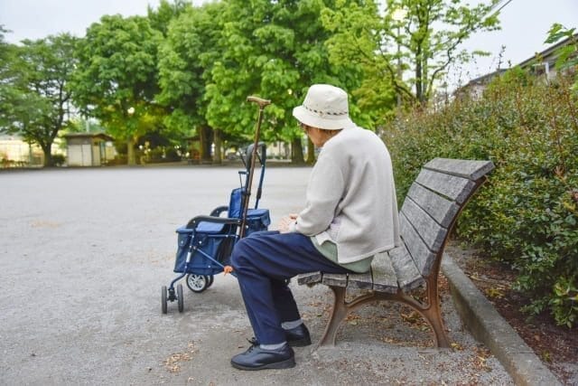 認知症発症後も生前贈与はできる？手続きの流れや必要書類を解説