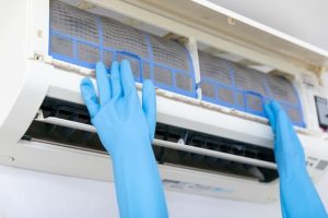 退去時にエアコンを掃除しないとクリーニング代は高くなる？誰が費用負担する？