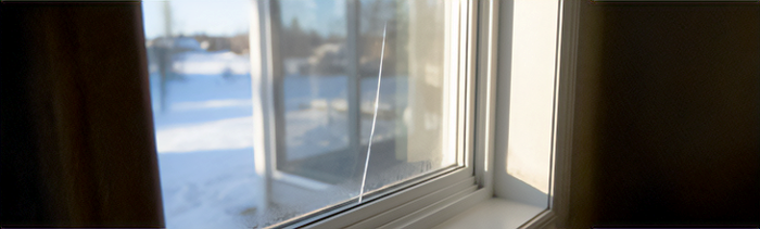 ガラスの熱割れ。冬場や日差しの強い日に起こりやすい