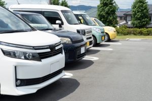 駐車場の立ち退きは拒否できる？解約通知書が届いた時の対処法・立ち退き料の相場