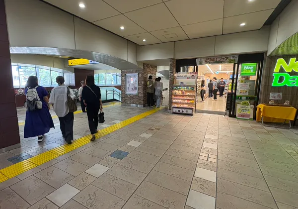 「ニューデイズ」の左隣にある階段を降ります。