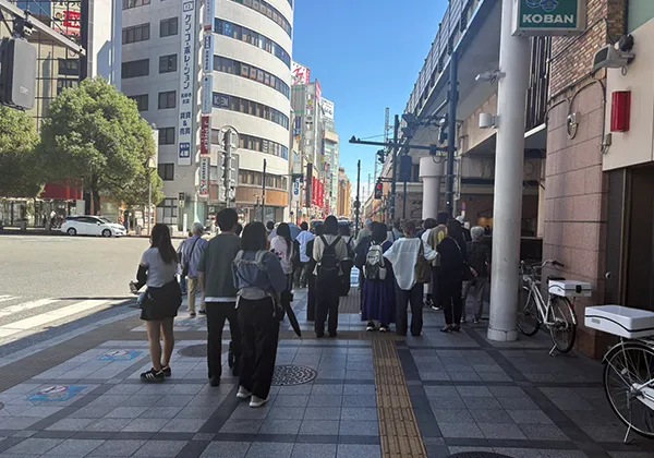 交番が右側にありますので、少し進みそのまま信号を渡ります。