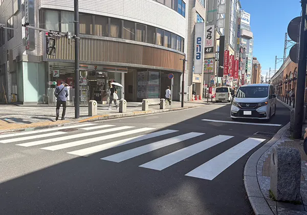 信号を渡り終えると、左手にセブンイレブンがありますのでセブンイレブン側へ信号を渡ります。