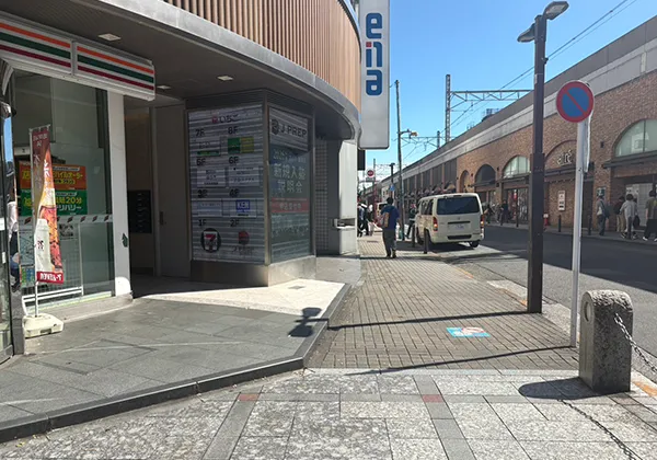 正面をセブンイレブンを右に曲がり、線路沿いの道をしばらく進みます。