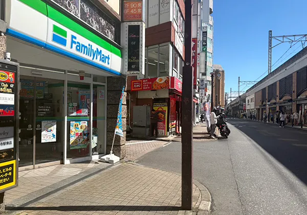 途中にファミリーマートが出てきますがそのまま線路沿いに真っすぐお進みください。
