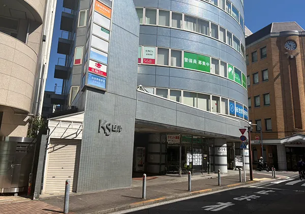 しばらく進むと、左手に弊社が入っているKSビルがあります。