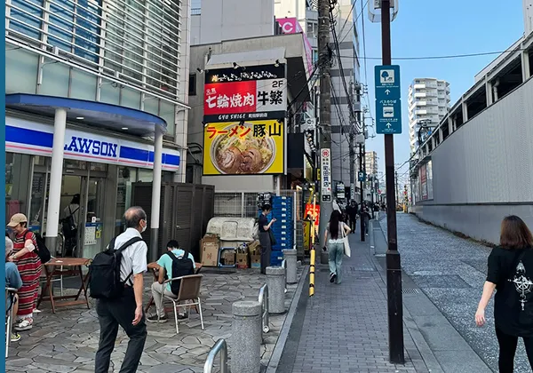 北口を背にするとすぐ角にローソンが見えるので、右側、つまり線路沿いの道を進みます。