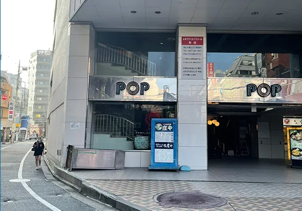 しばらく歩くと、コメダ珈琲店があるのでそこを左に曲がります。コメダ珈琲店とPOPビルの間を直進します。