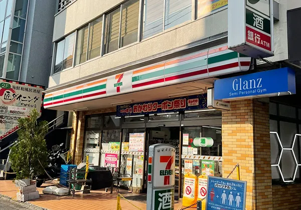 しばらく進むと、右手にセブンイレブンがあります。その一軒奥がセレステ町田です。