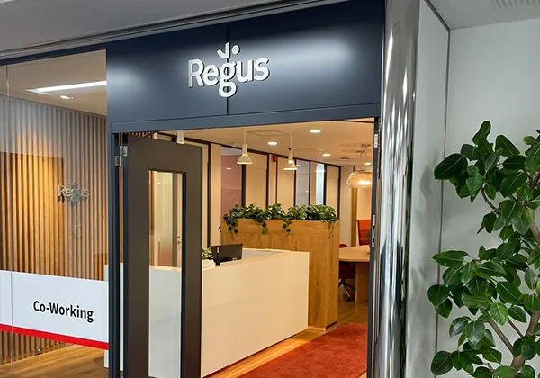 Regus（リージャス）に入居しているので、そのまま中に入ってVSG相続税理士法人をお訪ねください。