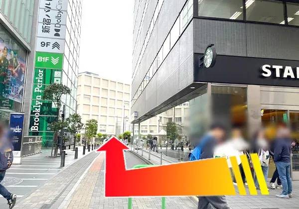 平日夜間や日曜・祝日は、ビルの正面玄関左にあるスタバを左側から迂回してください
