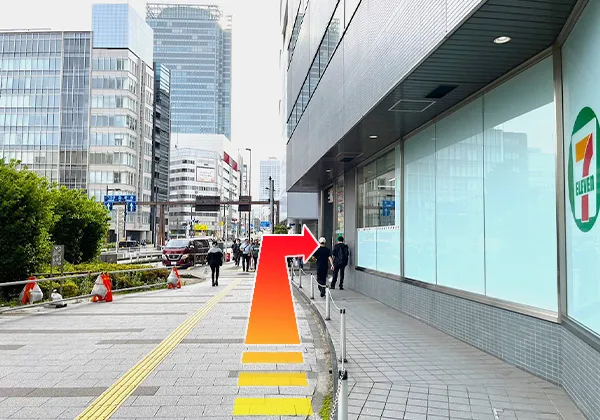 ビル沿いにまっすぐ進むとビル裏手のセブンイレブンが見えます