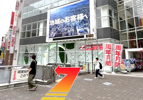 空中遊歩道を進んだ突き当りの左手にエスカレーターがあります