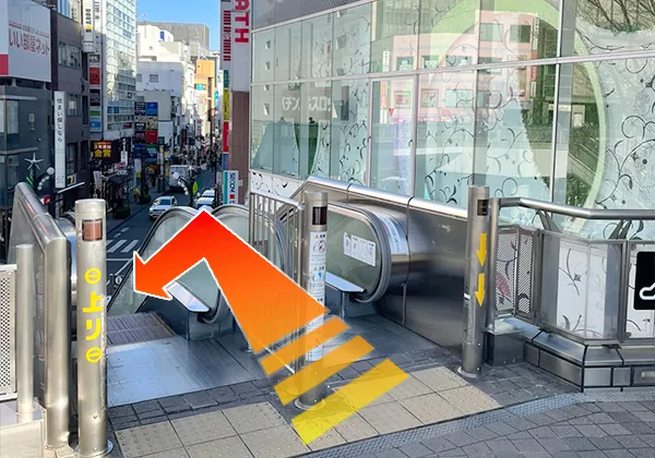 画像のエスカレーターに乗って地上に下りてください