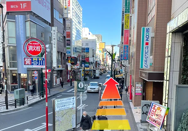 エスカレーターを降りたそのままの方向にすずらん通りを直進