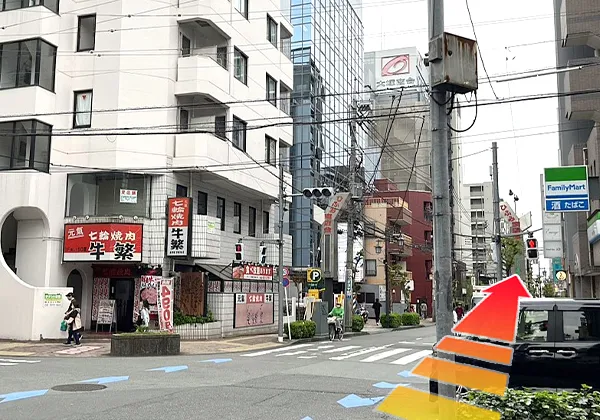 左手に焼肉屋の牛繁が見えます。そのまま進んでください