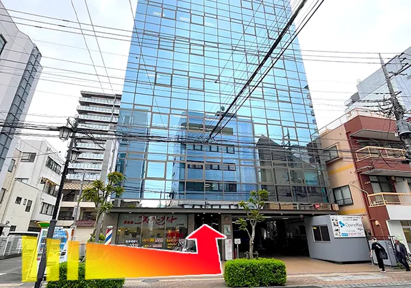 そのうち左手の1階にスーパーカットが見えます。そのTSCビルが弊社です
