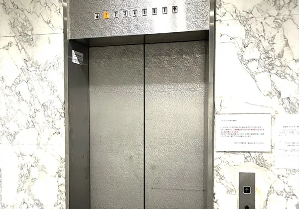 中に入りエレベーターホールまで進んでください
