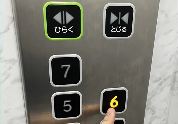 ６階の会議室に直接お越しください
