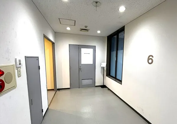 エレベーターを降りたら、進んで左手に入り口があります