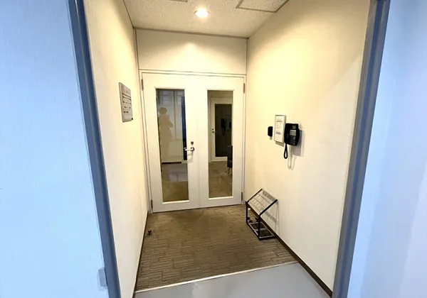 会議室前に扉と呼び出し電話があります。ここにお越し頂けたら弊社の担当がお声がけします