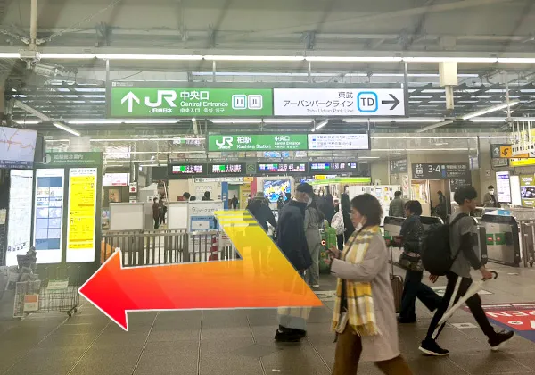 JR線の中央口を出て右手:東口側に進みます