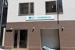 看板の左下が入口です